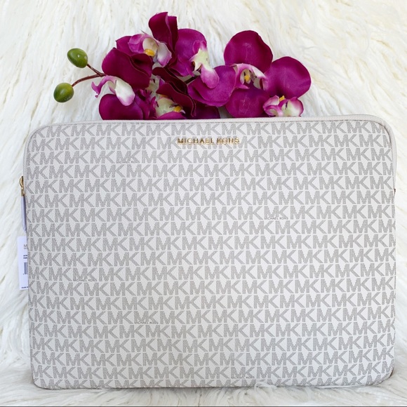 Michael Kors Handbags - 🔥 PRICE FIRM 🔥 MK Padded Laptop Case